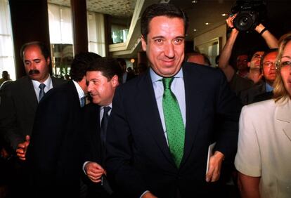 Zaplana, con corbata verde, y tras él Olivas, tras anunciar el relevo en la presidencia de la Generalitat valenciana en 2002.
