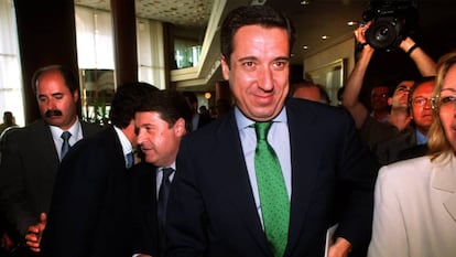 Zaplana, con corbata verde, y tras él Olivas, tras anunciar el relevo en la presidencia de la Generalitat valenciana en 2002.