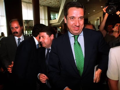 Zaplana, con corbata verde, y tras él Olivas, tras anunciar el relevo en la presidencia de la Generalitat valenciana en 2002.