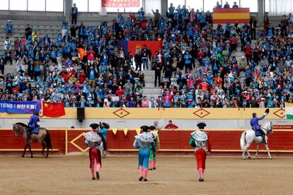 La cuadrilla del novillero Juan Carlos Benítez durante el paseíllo por la arena de la plaza de toros de Moralzarzal, inaugurada en 2005. Levantarla costó seis millones de euros y no estuvo exenta de polémica.