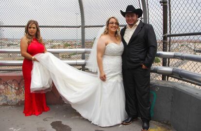La estadounidense, Denisse Luna, de 22 años, y el mexicano, Raúl Varela, de 25, posan durante su boda en el puente Norte Internacional, sobre el río Bravo entre el estado de Texas (EE.UU) y Ciudad Juárez (México). 