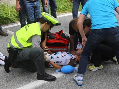 El ciclista italiano del Ag2r Domenico Pozzovivo recibe atención médica tras sufrir una grave caída.