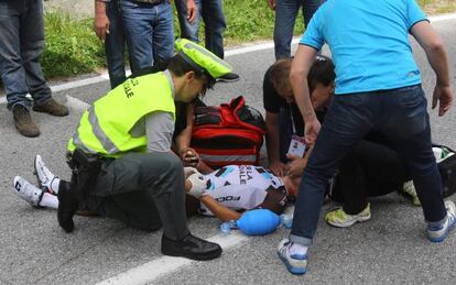 El ciclista italiano del Ag2r Domenico Pozzovivo recibe atención médica tras sufrir una grave caída.