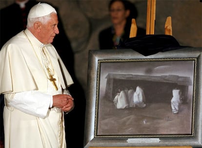 El papa es obsequiado con un cuadro durante un acto celebrado en la Cripta del Recuerdo del Memorial a las Víctimas del Holocausto.