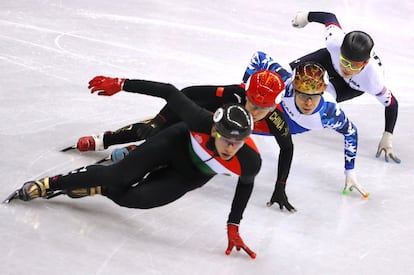 Shaolin Sandor Liu de Hungría, Han Tianyu de China, Semen Elistratov de Rusia y John-Henry Krueger de EE UU en acción durante los 500m de patinaje de velocidad masculinos en pista corta en el Gangneung Ice Arena, en Gangneung (Corea del Sur), el 20 de febrero de 2018.