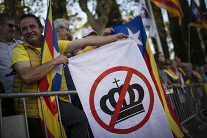Un manifestante muestra una pancarta en contra de la monarquía en la marcha contra la sentencia del Tribunal Supremo a los líderes del 'procés', en Barcelona.