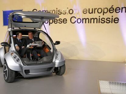 Jose Manuel Dur&atilde;o Barroso (izquierda) y el empresario Jes&uacute;s Echave, en la presentaci&oacute;n del coche el&eacute;ctrico vasco en Bruselas en 2012