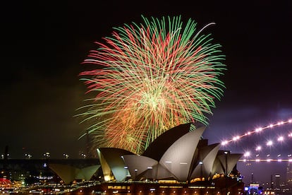 Espectáculo de fuegos artificiales para familias a las 9.00 pm hora de Sídney (Australia). Así los más pequeños y los mayores pueden volver a casa contentos tras haber visto el espectáculo pirotécnico.