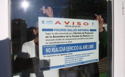 Cartel de Salud Pública pidiendo que no se realice ejercicio físico en la calle.
