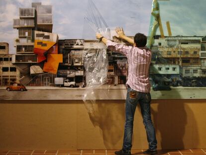 Un momento del montaje de la exposición <i>AfterPost (más allá de la fotografía), </i>iniciativa del programa Iniciarte, el pasado mayo en la sala Santa Lucía (Sevilla).