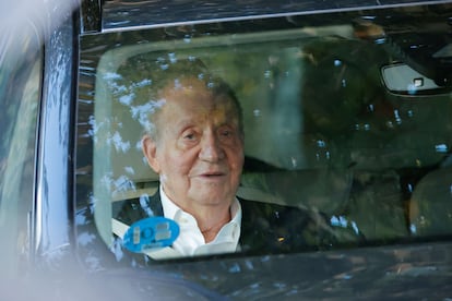 El rey emérito Juan Carlos I, a la salida en coche de la Escuela Naval de Marín (Pontevedra), el pasado mes de septiembre durante una visita privada.