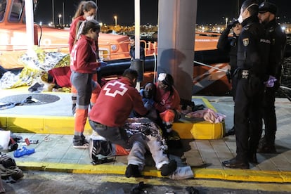 El barco de Salvamento Marítimo Salvamar Spica los auxilió cuando la embarcación precaria, con los cadáveres de tres hombres a bordo, ya estaba medio hundida, según fuentes oficiales.