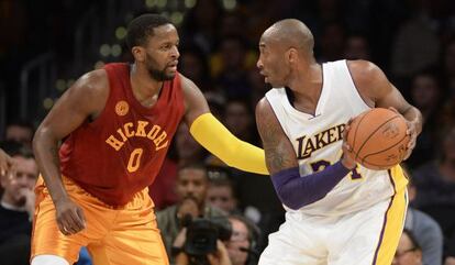 Kobe Bryant ante CJ Miles.