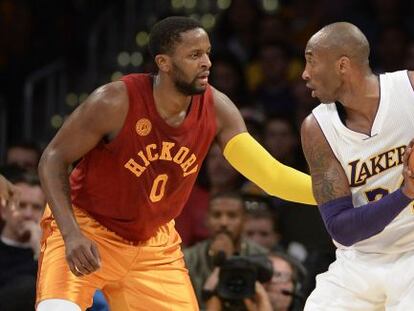 Kobe Bryant ante CJ Miles.