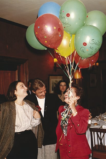 María Rosa, en una festiva fotografía junto a Elena Benarroch, galardonada en 1985, y Jesús del Pozo, el primer español que recibió el premio, en 1982.