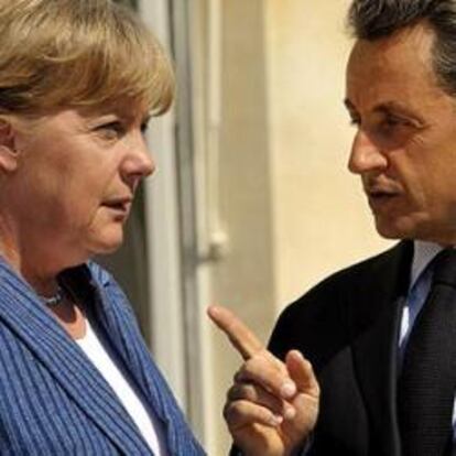 Angela Merkel y Nicolas Sarkozy, antes de su reunión en París el 16 de agosto de 2011.