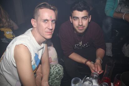 Jeremy Scott y Joe Jonas, en la after-party del diseñador en el club Le Bain.