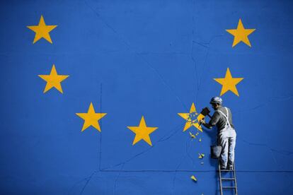 Un mural de Banksy en Dover (Irlanda) refleja a un trabajador quitando una de las estrellas de la bandera de la Unión Europea, el 8 de mayo de 2017.