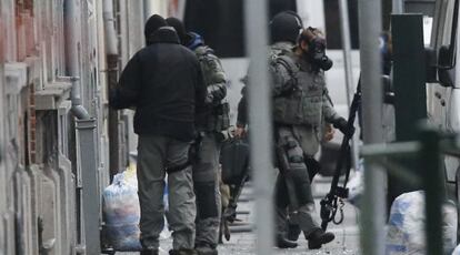 Agentes de polic&iacute;a antidisturbios permanecen en guardia en el distrito de Molenbeek en Bruselas (B&eacute;lgica).