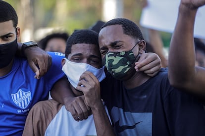 Dos jóvenes lloran durante el entierro de Joao Pedro Matos Pinto, en la ciudad de Sao Gonçalo, vecina de Río de Janeiro (Brasil).