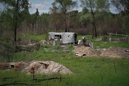 Trincheras y zona de acampada levantada por los militares del Kremlin en las inmediaciones del bosque rojo, cerca de la central nuclear y una de las zonas más contaminadas del mundo.