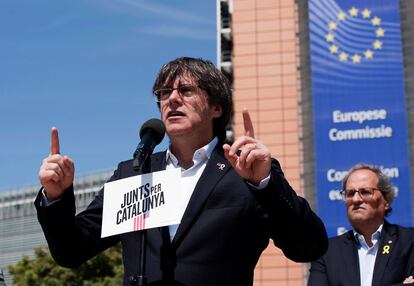 El expresidente catalán y candidato al Parlamento Europeo por JxCat, Carles Puigdemont (en primer término), junto al presidente catalán Quim Torra (a la derecha), en la rueda de prensa frente al edificio Berlaymont, sede principal de la Comisión Europea, este viernes en Bruselas, Bélgica.