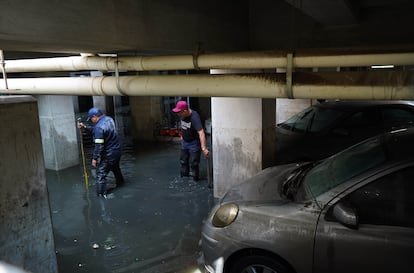 Trabajadores de la alcaldía Iztacalco realizan trabajos de desazolve en la unidad Agua Caliente de la colonia Agrícola Pantitlán.