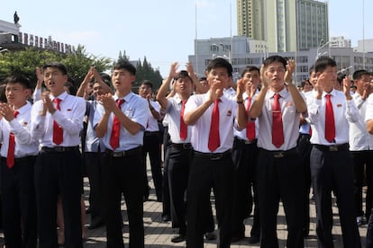 Un grupo de norcoreanos aplaude la orden del líder Kim Jong-un del lanzamiento de prueba del proyectil intercontinental.