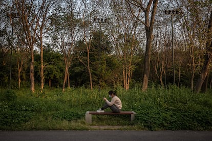 Una mujer, en un parque de Wuhan