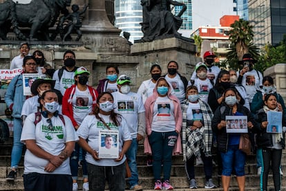 Familiares de personas desaparecidas protestan en las escalinatas del Ángel de la Independencia.