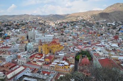 Panor&aacute;mica de la ciudad, el valle y las monta&ntilde;as de Guanajuato, M&eacute;xico.