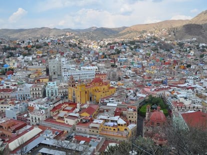 Panor&aacute;mica de la ciudad, el valle y las monta&ntilde;as de Guanajuato, M&eacute;xico.