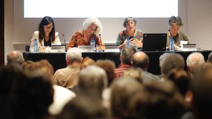 De izquierda a derecha, Pilar Gargallo, Anna Menéndez, Dolors Llobet y Marina Subirats durante el acto de este lunes.