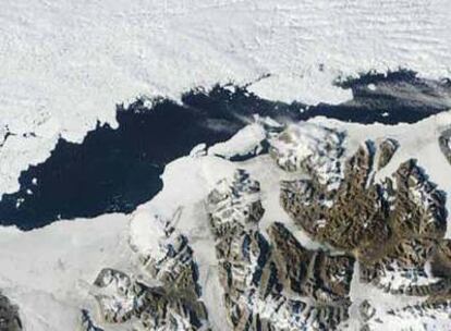 Un pedazo de superficie helada de Canadá de 66 kilómetros cuadrados se resquebra de la plataforma continental. Ocurrió hace 16 meses en la isla Ellesmere, a unos 800 metros al sur del Polo Norte. Un ejemplo más, en este caso espectacular, del cambio climático.