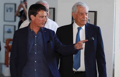 El nobel de Literatura Mario Vargas Llosa, y el exprimer ministro de Francia, Manuel Valls, durante la inauguración de la XXI edición de los Cursos de Verano de la Universidad Complutense de Madrid. 