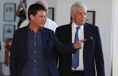 El nobel de Literatura Mario Vargas Llosa, y el exprimer ministro de Francia, Manuel Valls, durante la inauguración de la XXI edición de los Cursos de Verano de la Universidad Complutense de Madrid.