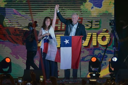 María Adriazola y José Antonio Kast al término de las elecciones presidenciales del 21 de noviembre de 2021 en Santiago, Chile.