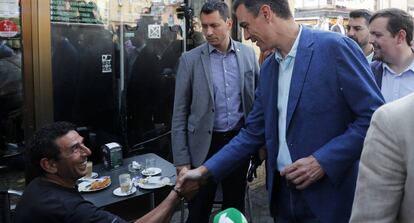 Pedro Sanchez visita el barrio de Usera, de Madrid