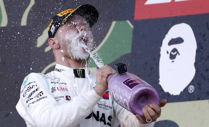 Valtteri Bottas celebra en el podio el triunfo en Suzuka.