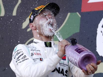 Valtteri Bottas celebra en el podio el triunfo en Suzuka.