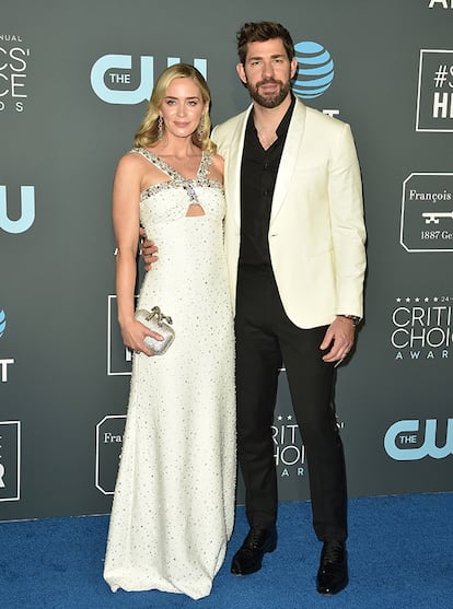 Emily Blunt, también de blanco y de Prada, posó junto a su pareja John Krasinski.