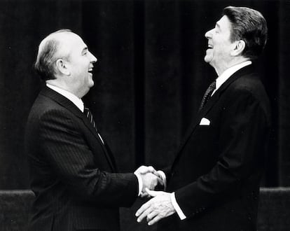 Gorbachov dirigió la Unión Soviética de 1985 hasta su caída en 1991. En la imagen, el líder soviético (a la izquierda) y Ronald Reagan, el que fuera presidente de EE UU, durante una reunión en Ginebra (Suiza), en 1985. “La historia recordará a Mijaíl Gorbachov como un gigante que guio a su gran nación hacia la democracia. Desempeñó un papel crítico en la conclusión pacífica de la Guerra Fría por su decisión de no recurrir a la fuerza para mantener el imperio… El mundo libre lo extraña mucho”, glosó su figura el republicano James Baker, que fuera secretario de Estado de EE UU entre 1989 y 1992.