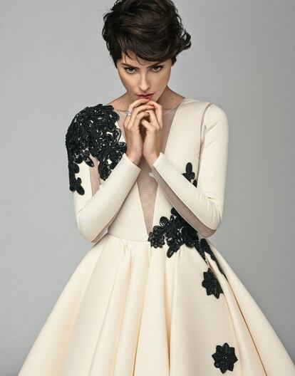 Bárbara Lennie con vestido blanco realizado en neopreno, falda amplia y bordado de flores en lentejuelas negras, de Roberto Diz. El anillo de brillantes es de Swarovski.