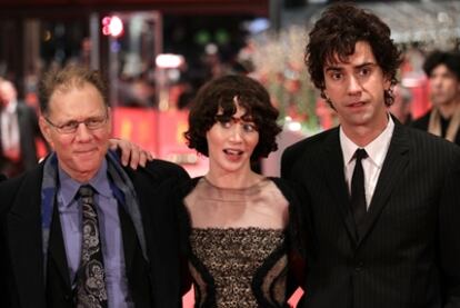 La directora estoadounidense Miranda July con los actores David Warshosfky (izquierda) y Hamish Linklater (derecha) en el estreno de 'The future' en la Berlinale.