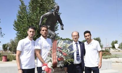 El presidente del Sevilla, José Castro y los jugadores Escudero, Carriço y Navas, dejan unas flores en la estatua de Antonio Puerta, en la ciudad deportiva del Sevilla.