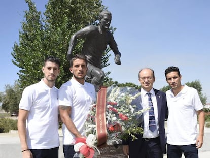 El presidente del Sevilla, José Castro y los jugadores Escudero, Carriço y Navas, dejan unas flores en la estatua de Antonio Puerta, en la ciudad deportiva del Sevilla.