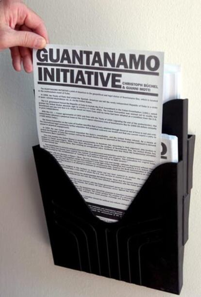 La <i>Iniciativa Guantánamo</i> de los artistas suizos Gianni Motti y Christoph Buechel es mostrada en el Arsenale, durante una presentación de la 51a Bienal Internacional.