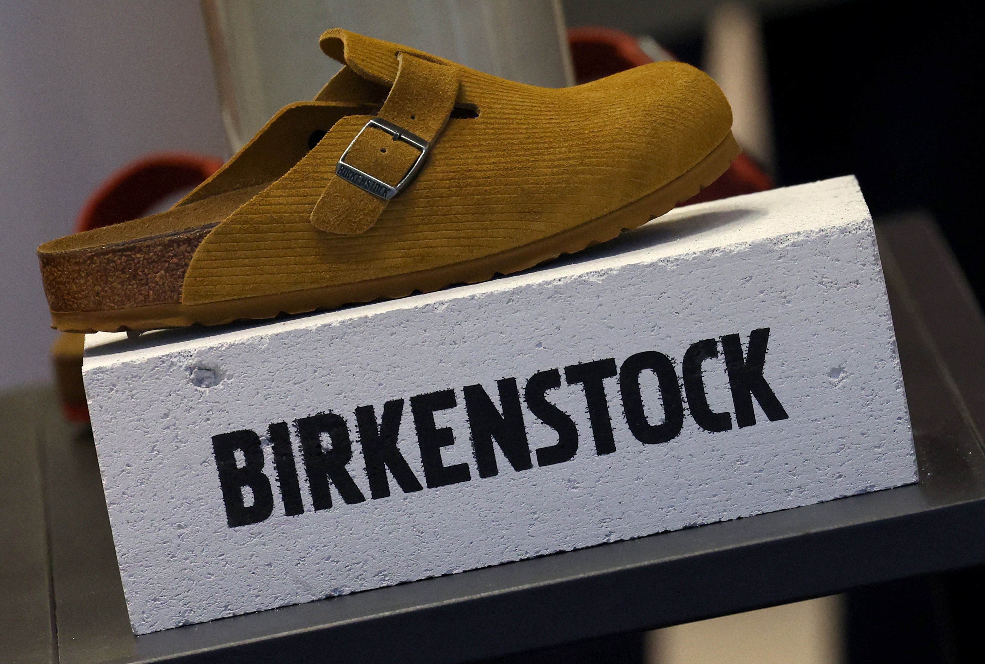 Un zueco de Birkenstock en una zapatería de Londres.