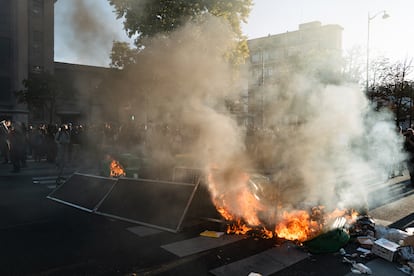 Cientos de estudiantes del movimiento 'Bloqueemos todo' prenden fuego a una barricada de contenedores frente al instituto Helene Boucher en Paris.