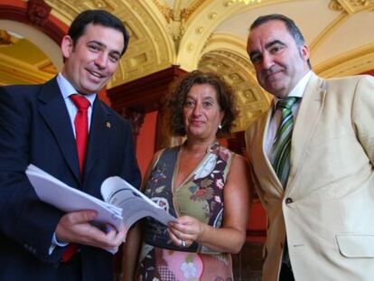 Desde la izquierda, los concejales bilbaínos Asier Abaunza, Itziar Urtasun y Mariano Gómez, ayer en la presentación del operativo municipal para la próxima Aste Nagusia.